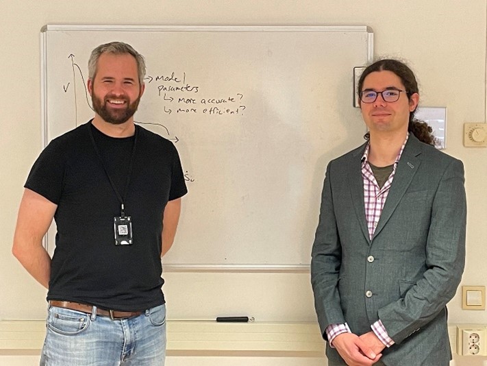 Photo of me, Yannick Kuhn, with Simon Clark as we discuss battery materials characterisation at SINTEF in Trondheim, Norway.